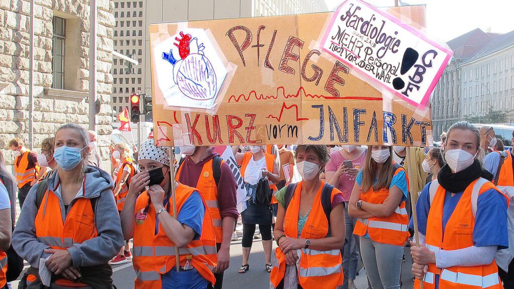 Sommer 2021: Pflegekräfte von Vivantes und der Charité in Berlin kämpfen für bessere Arbeitsbedingungen
